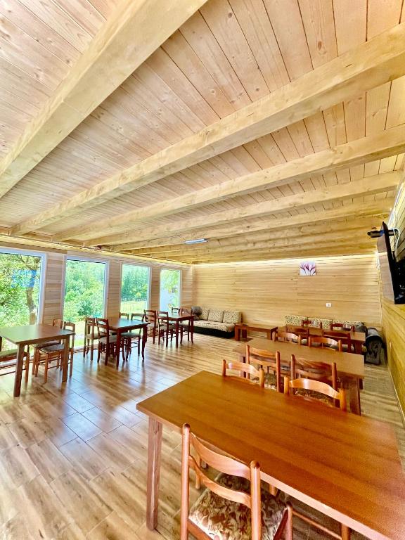 Restaurace v ubytování LAZER ÇARDAKU Guesthouse