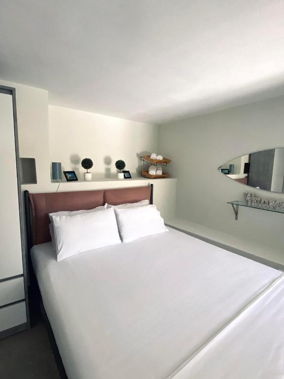 Postel nebo postele na pokoji v ubytování Moxy Paxos Apartments