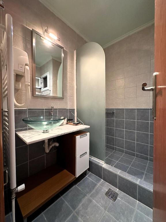 Koupelna v ubytování Souris Hotel