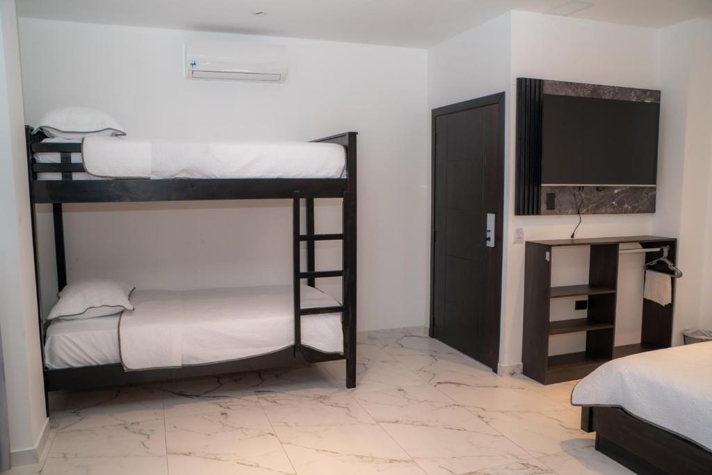 Postel nebo postele na pokoji v ubytování Manta Surf Hotel