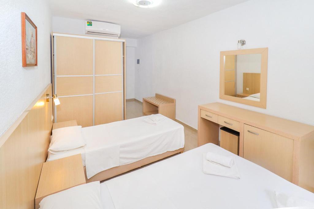 Postel nebo postele na pokoji v ubytování Hanioti Grand Victoria