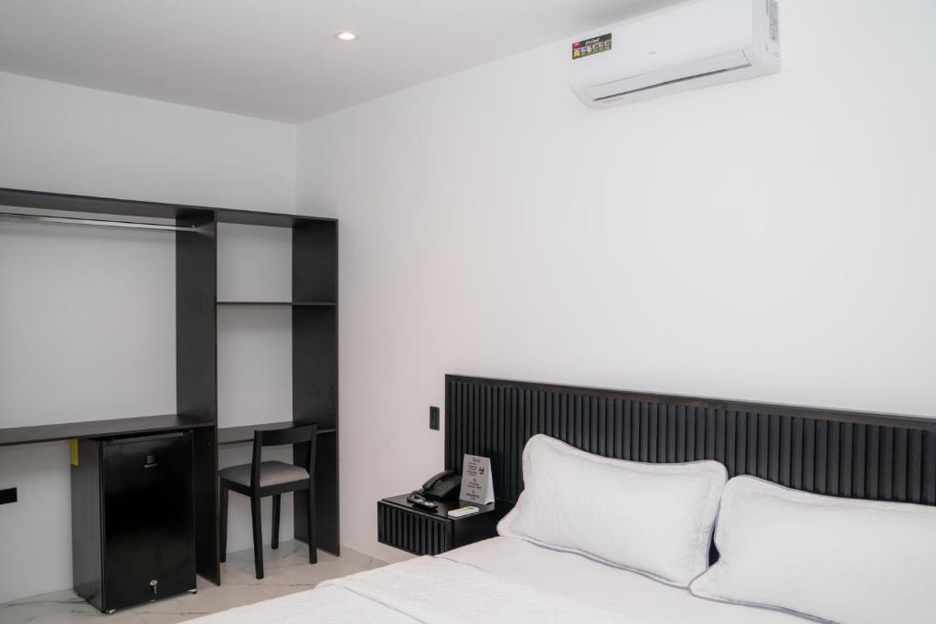 Postel nebo postele na pokoji v ubytování Manta Surf Hotel