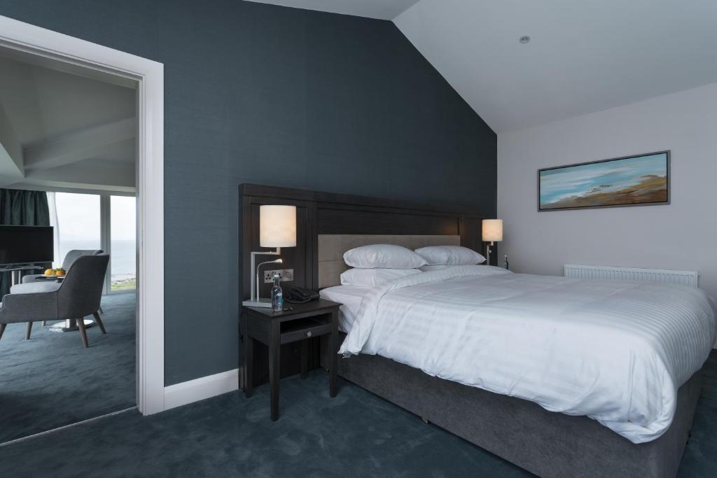Postel nebo postele na pokoji v ubytování Connemara Coast Hotel