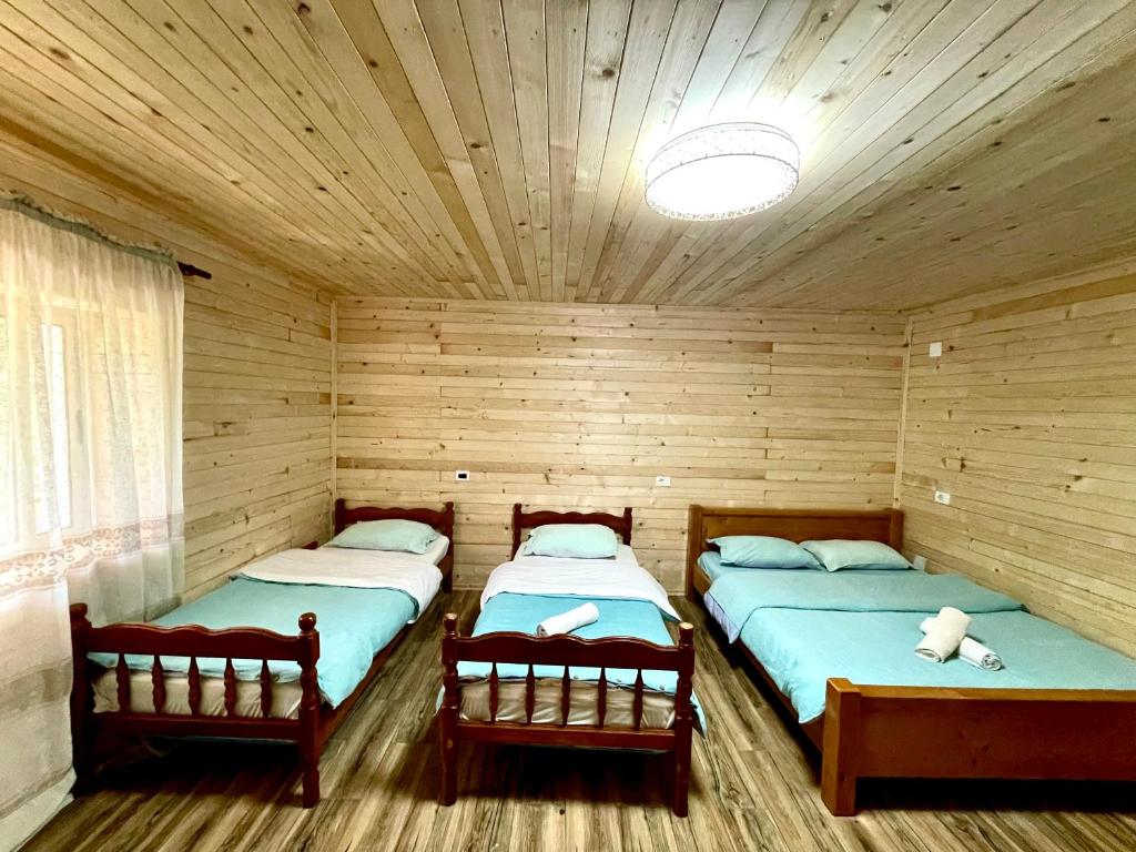 Postel nebo postele na pokoji v ubytování LAZER ÇARDAKU Guesthouse