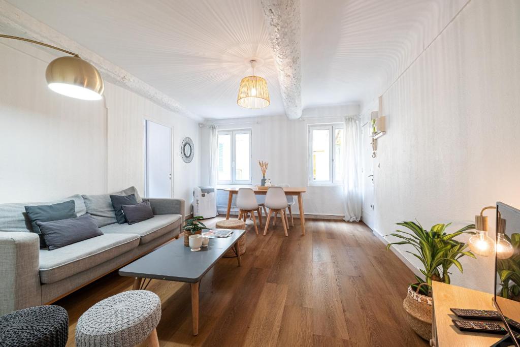 un salon avec un canapé et une table dans l'établissement 2 Bdr Heart of the Old Town, à Nice