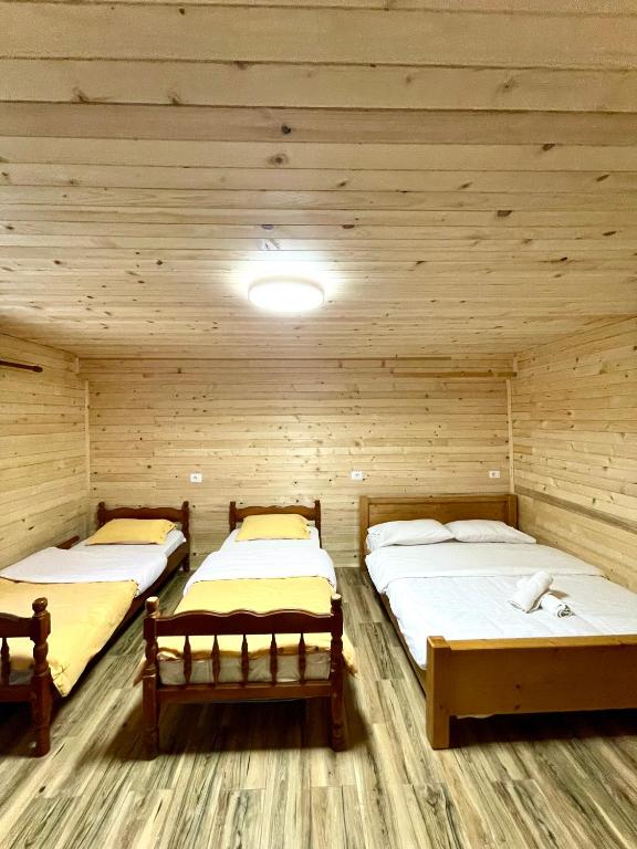 Postel nebo postele na pokoji v ubytování LAZER ÇARDAKU Guesthouse