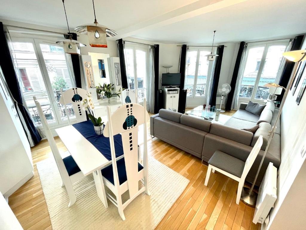 un salon avec un canapé et une table dans l'établissement Lovely Montmartre apartment, à Paris