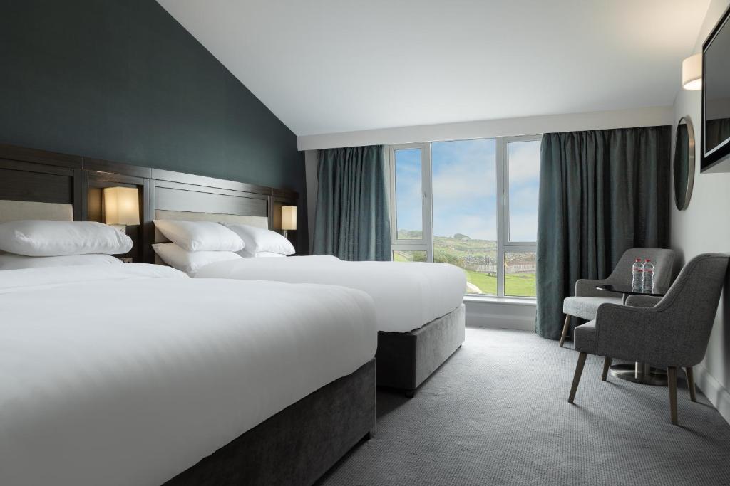 Postel nebo postele na pokoji v ubytování Connemara Coast Hotel