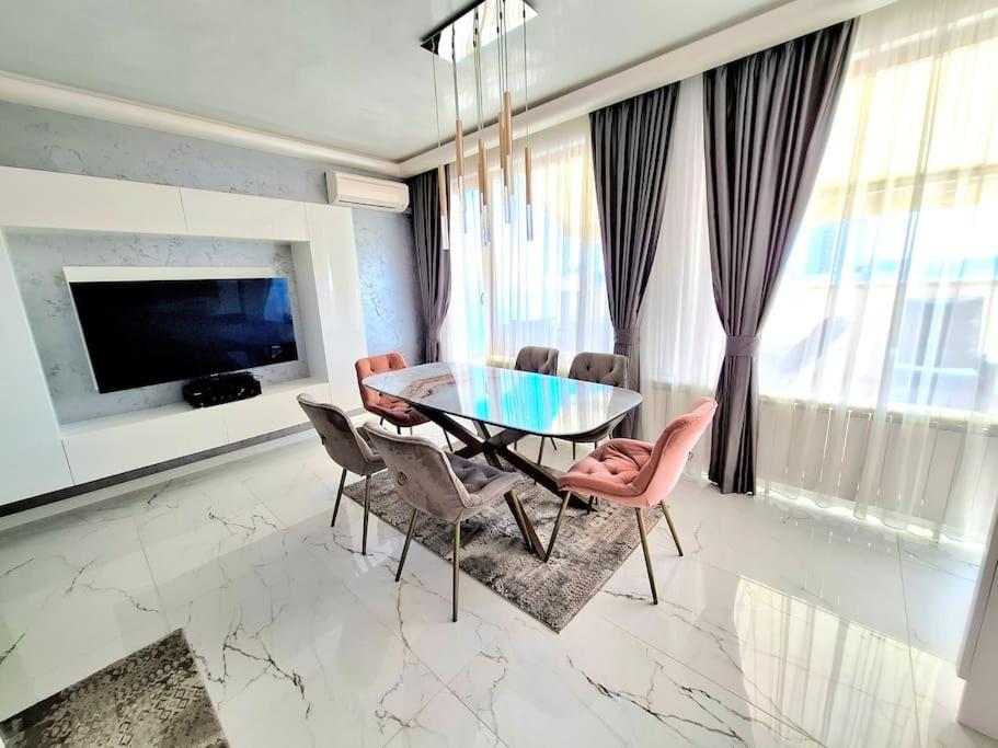 Μια τηλεόραση ή/και κέντρο ψυχαγωγίας στο Spacious Prestige Penthouse