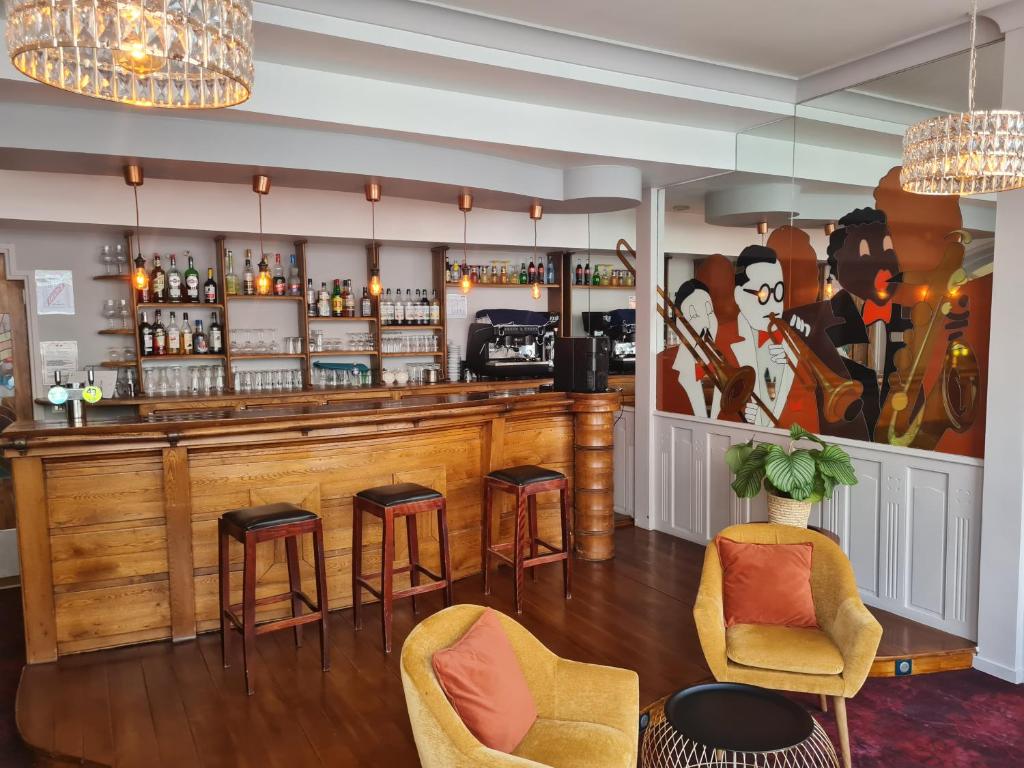 Lounge nebo bar v ubytování The Originals City, Hôtel Bristol, Le Puy-en-Velay