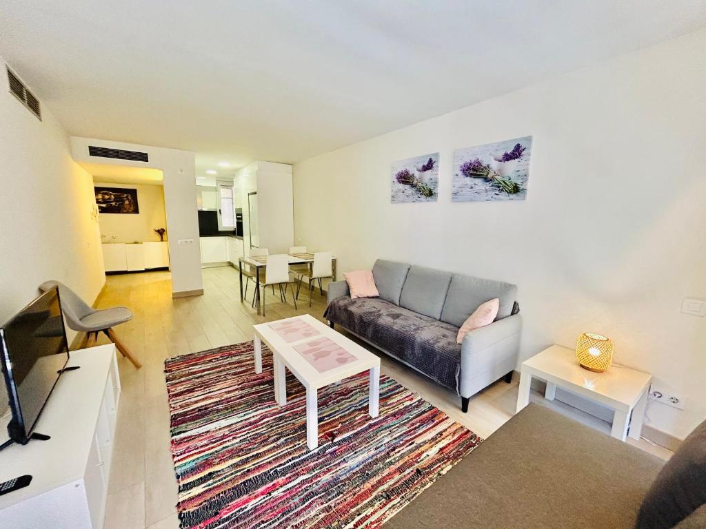 a living room with a couch and a table at Apartamento Rambla Vella in Tarragona