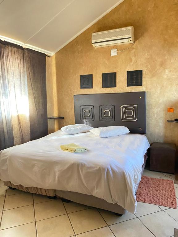 Giường trong phòng chung tại The Orange room