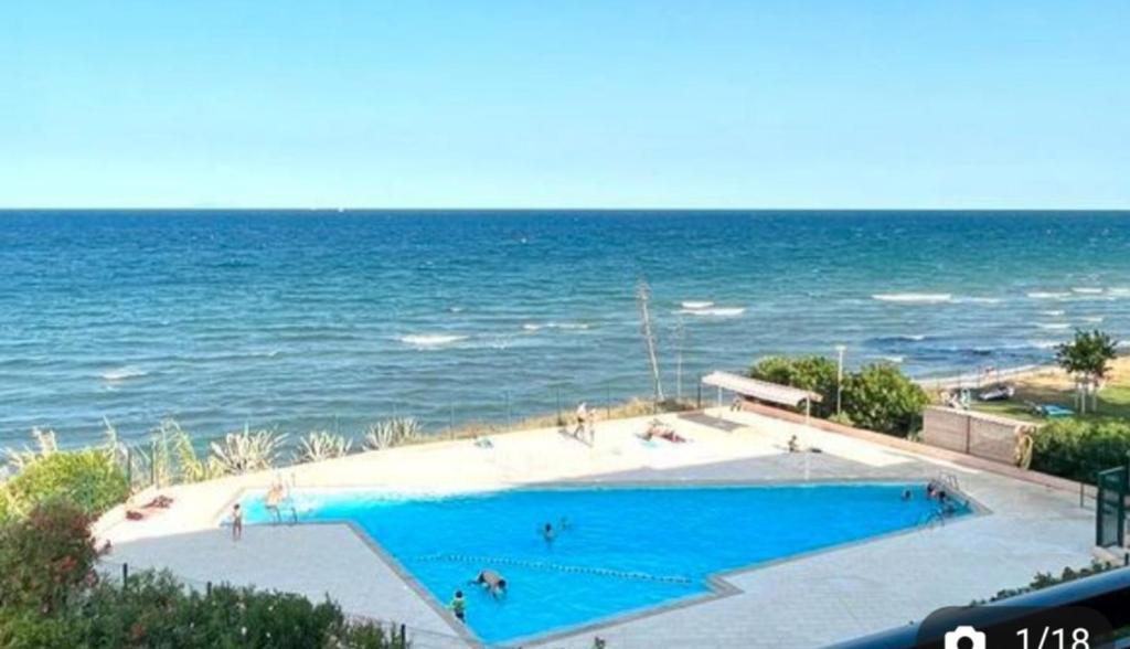 a large swimming pool next to the ocean at Casa santa lucia in San-Nicolao