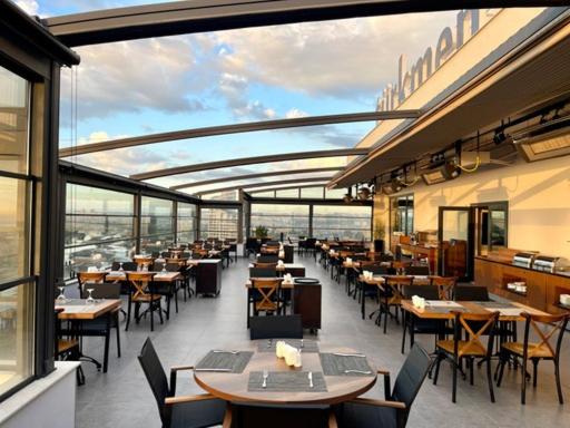 A restaurant or other place to eat at Türkmen Riverside Hotel Adana