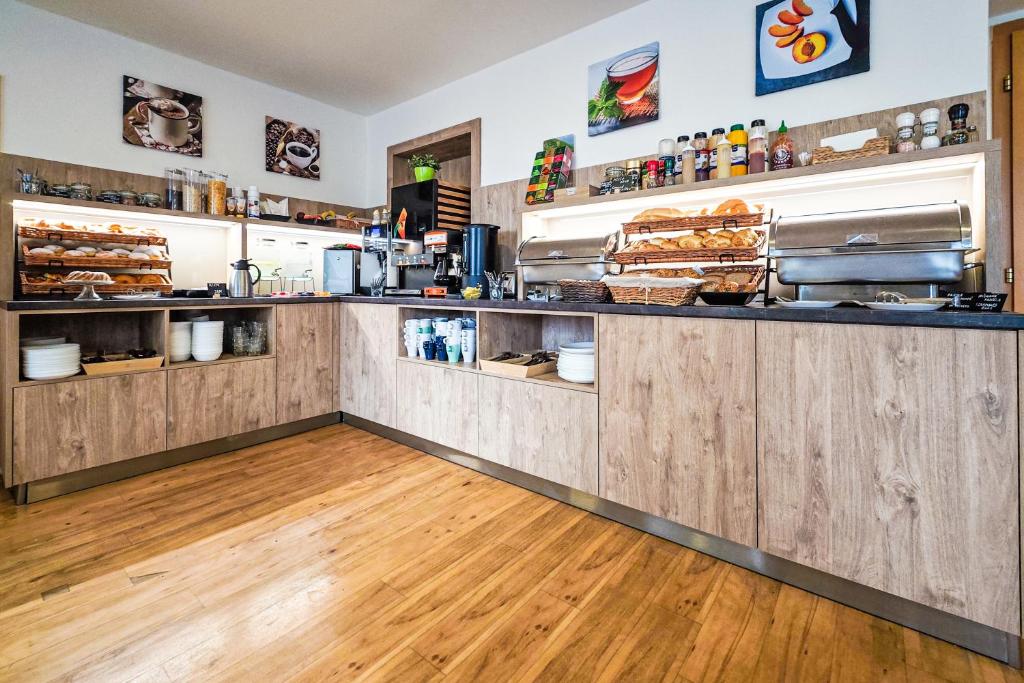 Kuchyň nebo kuchyňský kout v ubytování Hotel Imos