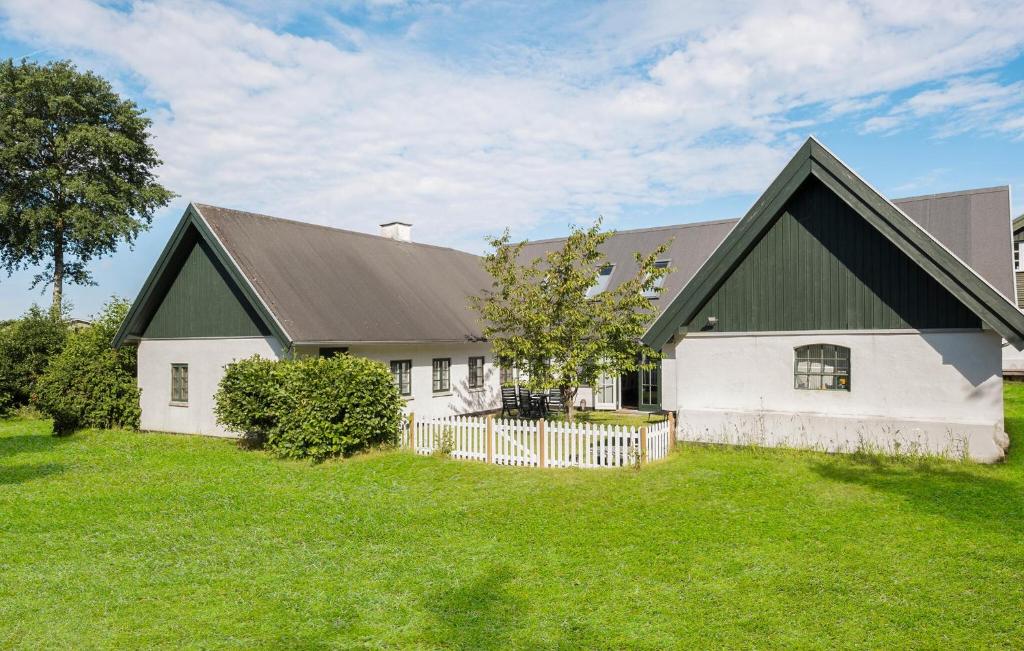 Un jardín fuera de Cozy Home In Fårevejle With Wifi