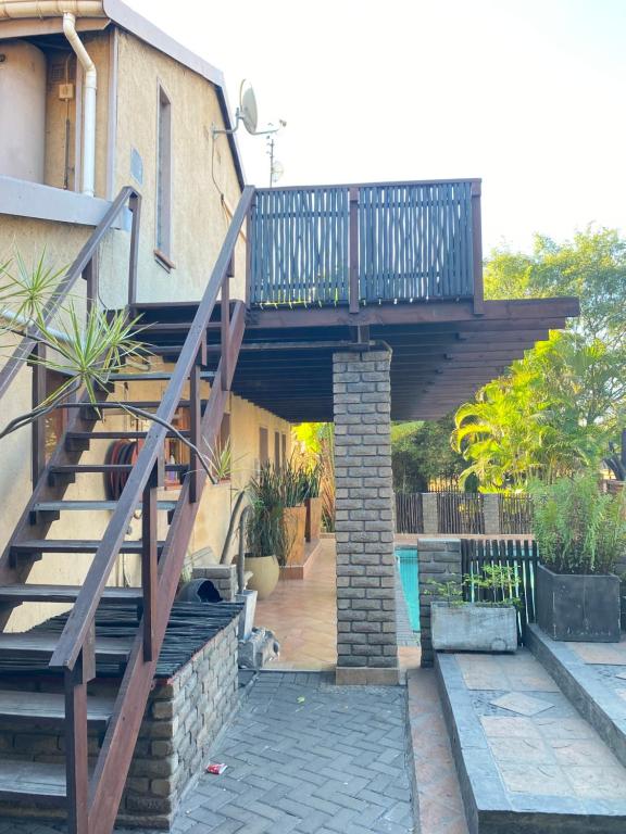 una scala che conduce a una casa con balcone di The blue room a Phalaborwa
