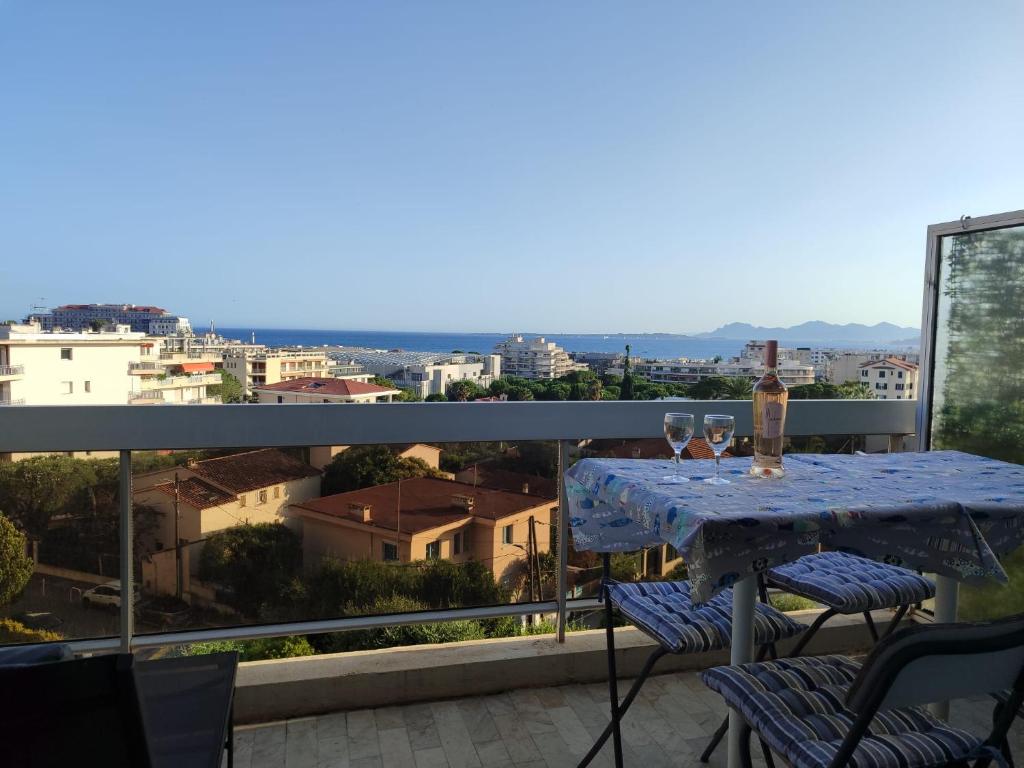 - une table avec des verres à vin sur le balcon dans l'établissement Byblos studio vue mer, à Antibes