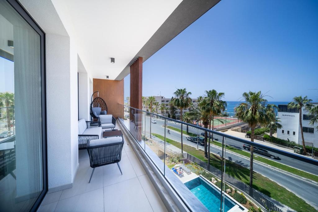 Bazén v ubytování Waterside Sea View Apartments nebo v jeho okolí