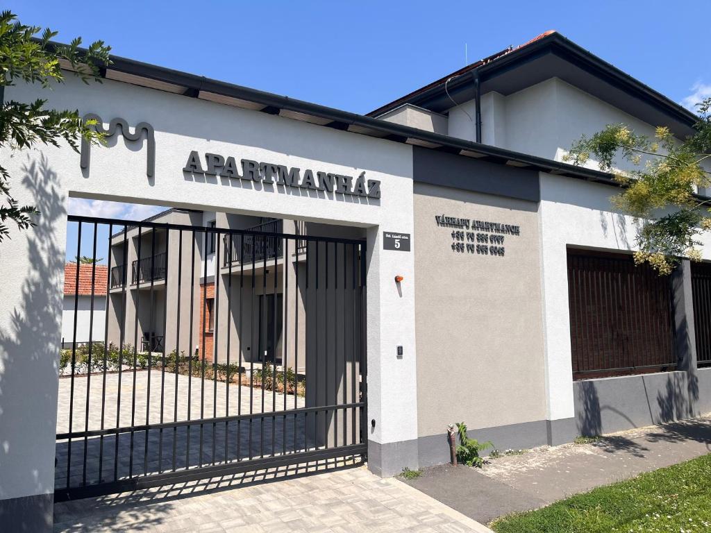 Budova, kde se aparthotel nachází