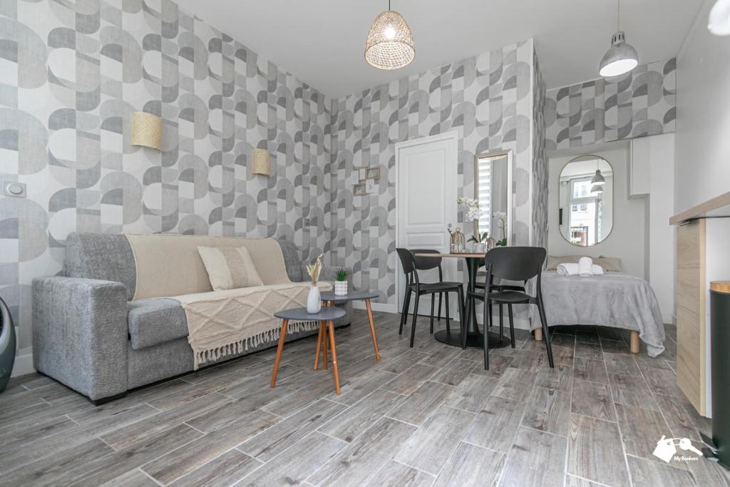 un salon avec un canapé et une table dans l'établissement MBA-Splendide Appart Wattignies, à Paris