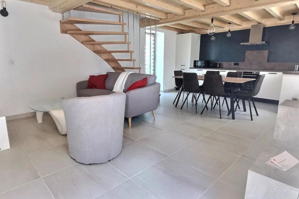 un salon avec un canapé et une table dans l'établissement Charmante maison au désert d'Entremont, à Les Déserts