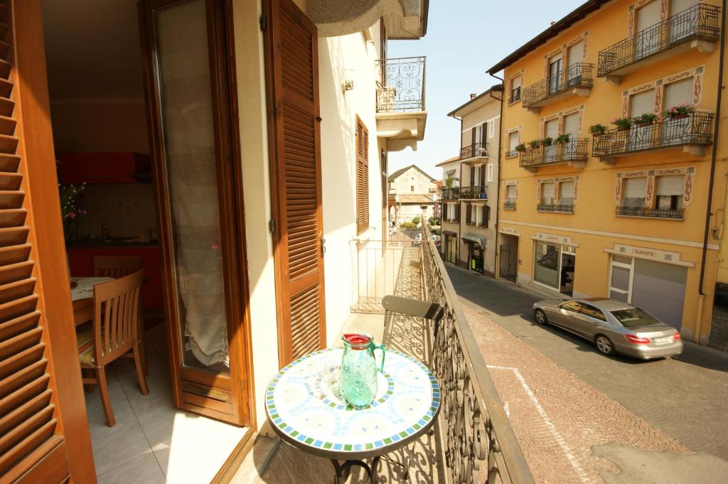 a vase sitting on a table on the balcony of a building at Peter Schubert in Baveno