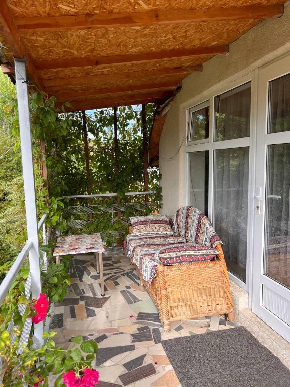 Balkón nebo terasa v ubytování Podsolnukhi Guest House