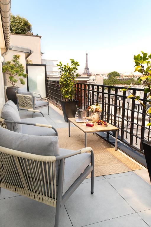 un balcon avec des chaises et une table sur un balcon dans l'établissement Hôtel Pont Royal Paris, à Paris