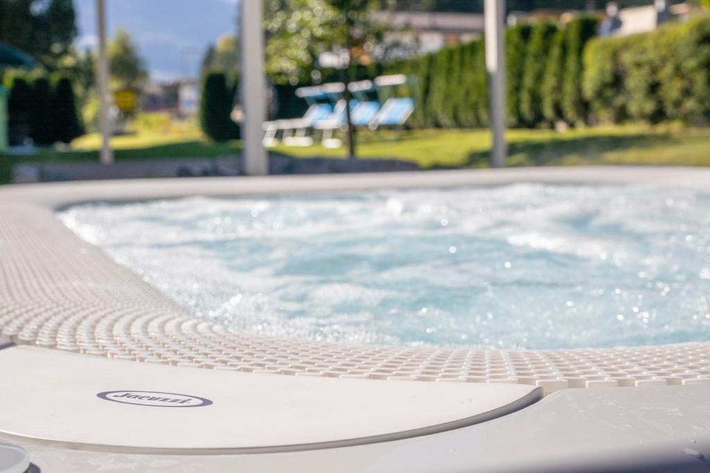 Bazén v ubytování Hotel Maibad nebo v jeho okolí