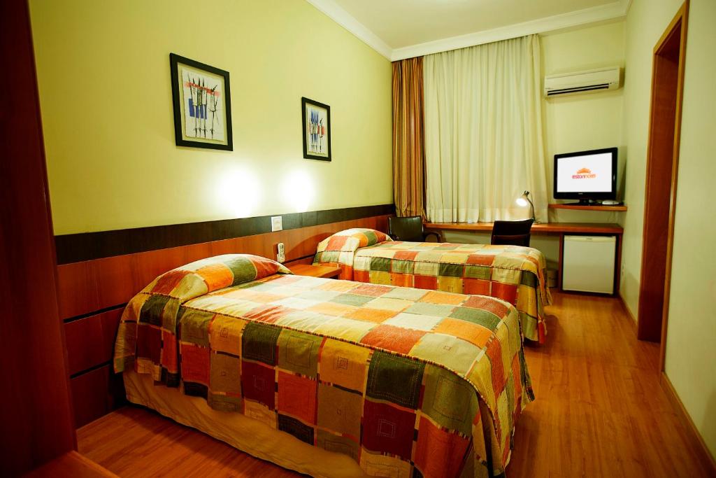  Eston Hotel