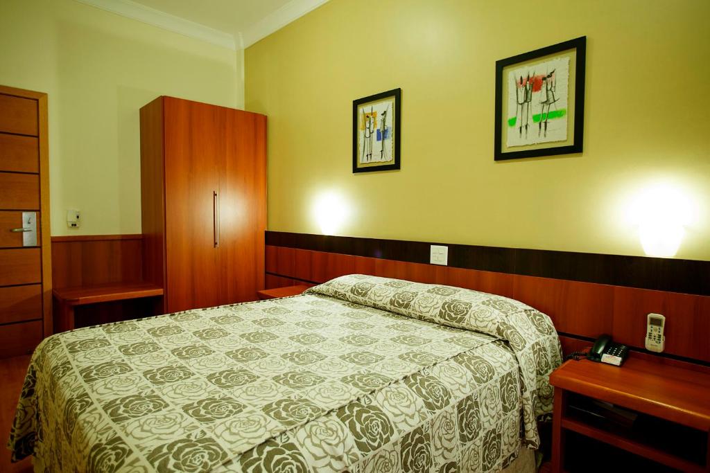  Eston Hotel