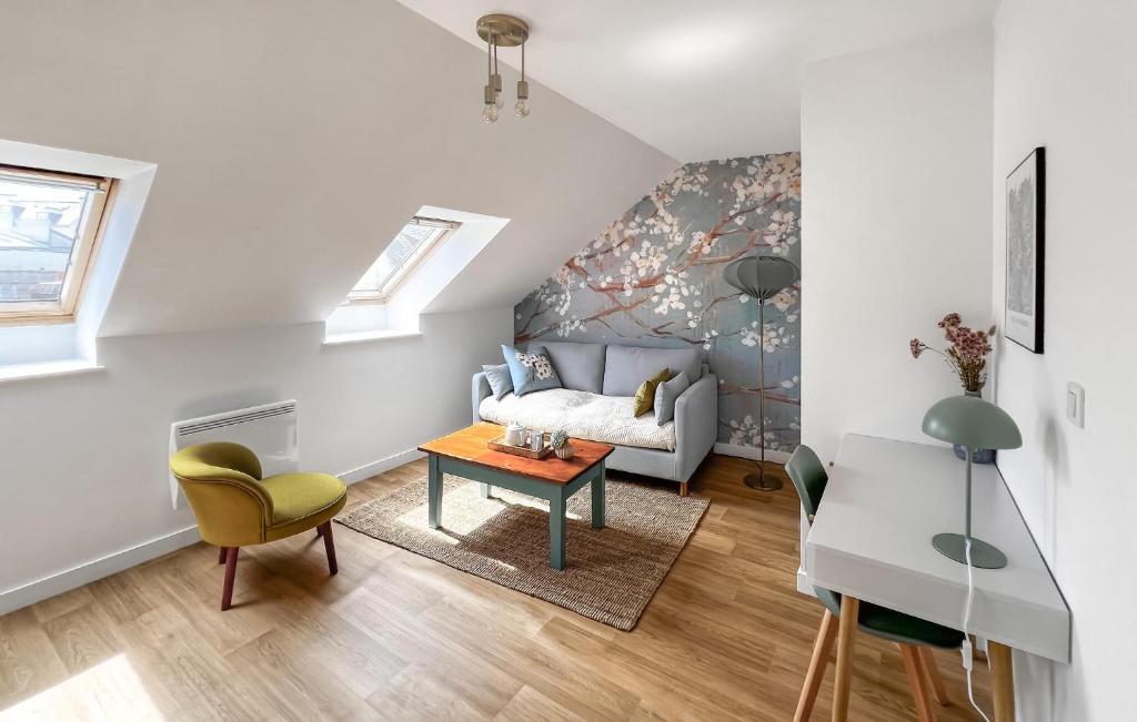 un salon avec un canapé et une table dans l'établissement 1 Bedroom Cozy Apartment In Saint-Renan, à Saint-Renan