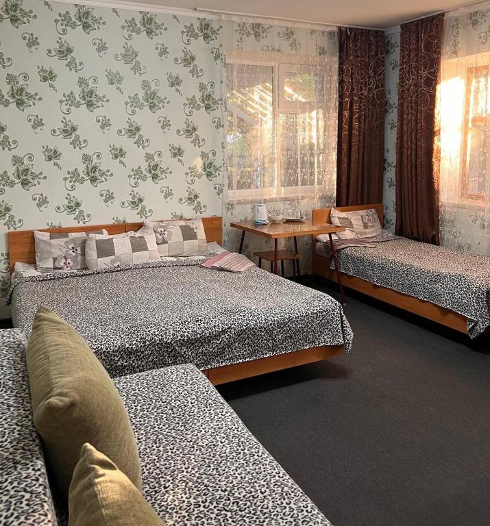 Postel nebo postele na pokoji v ubytování Podsolnukhi Guest House