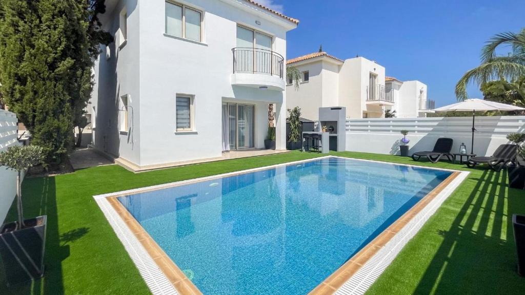 Bazén v ubytování Villa Günther Palm Village nebo v jeho okolí