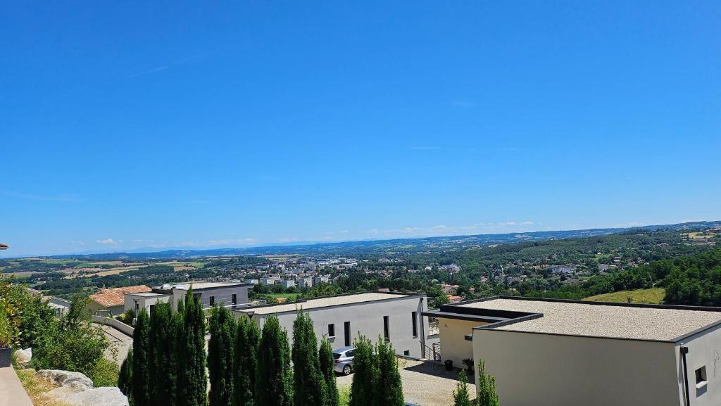 - une vue depuis le haut d'un bâtiment dans l'établissement T3 avec vue sur les Alpes, à Vienne