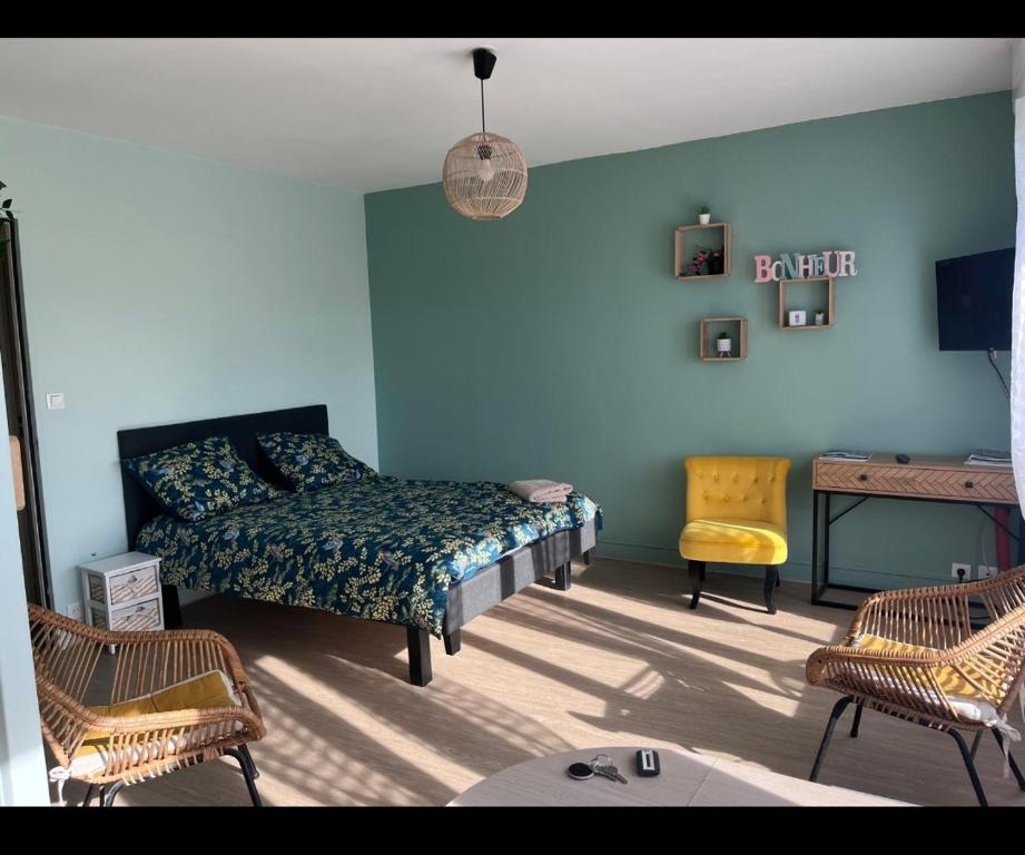 - un salon avec un lit et une chaise jaune dans l'établissement T2 LA SOURCE 500m de Thermes, à Bagnoles-de-l'Orne