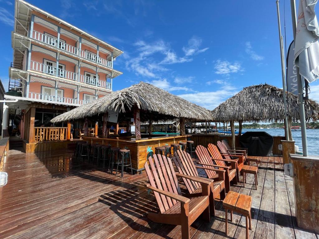 um deque com cadeiras e um bar na praia em Hotel Bocas Town em Bocas Town