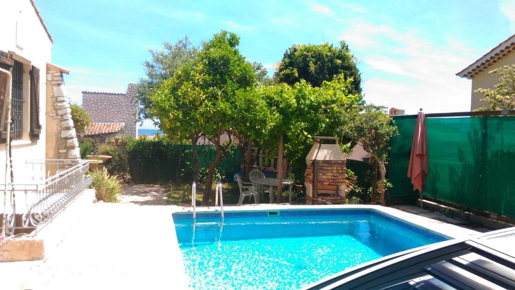 une petite piscine dans une cour avec une clôture dans l'établissement Villa avec piscine à Antibes Côte d'Azur, à Antibes