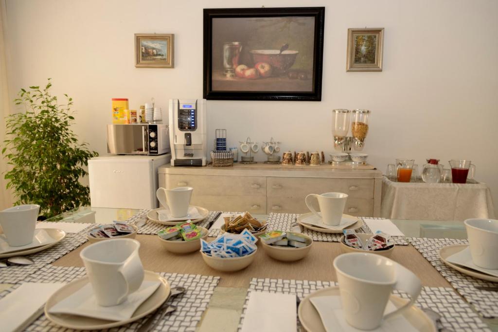Příslušenství pro přípravu čaje a kávy v ubytování Rosa dei Venti B&B