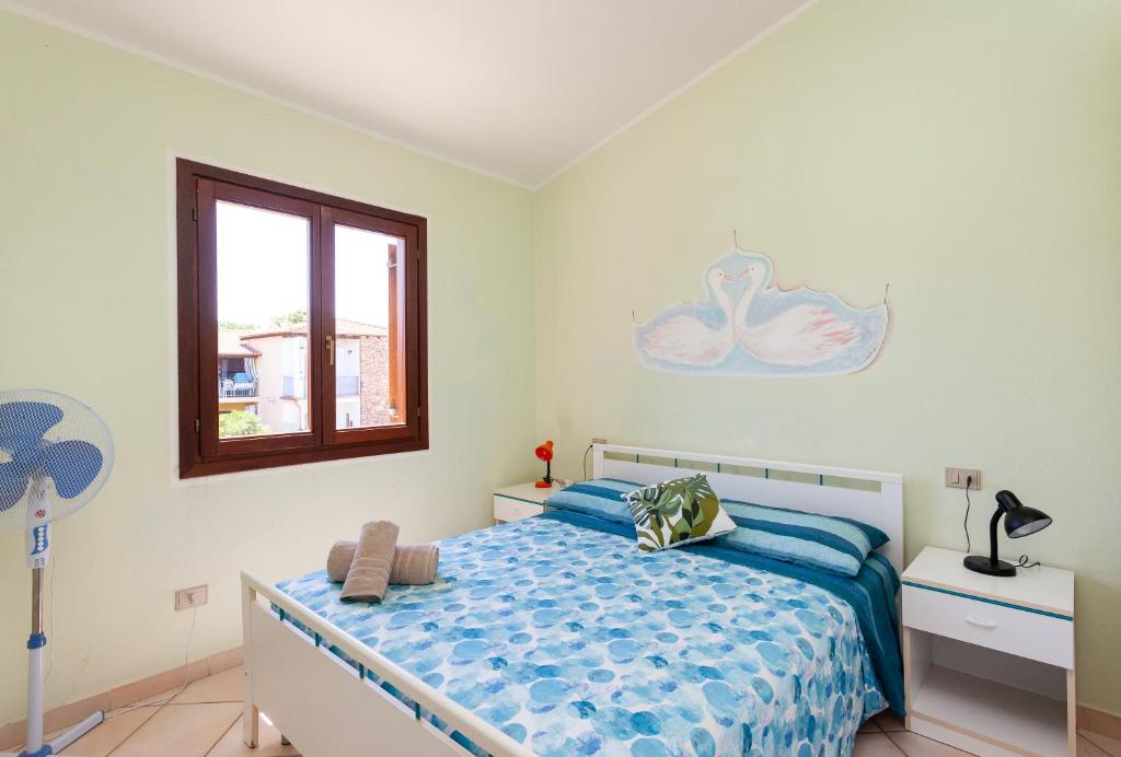ein Schlafzimmer mit einem Bett und einem Fenster in der Unterkunft Sea View - Cozy apartment with parking space in San Teodoro