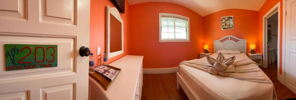 Uma cama ou camas num quarto em Hotel Bocas Town