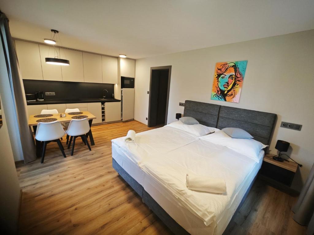 Postel nebo postele na pokoji v ubytování Apartmány Jarmilka s privátním wellness