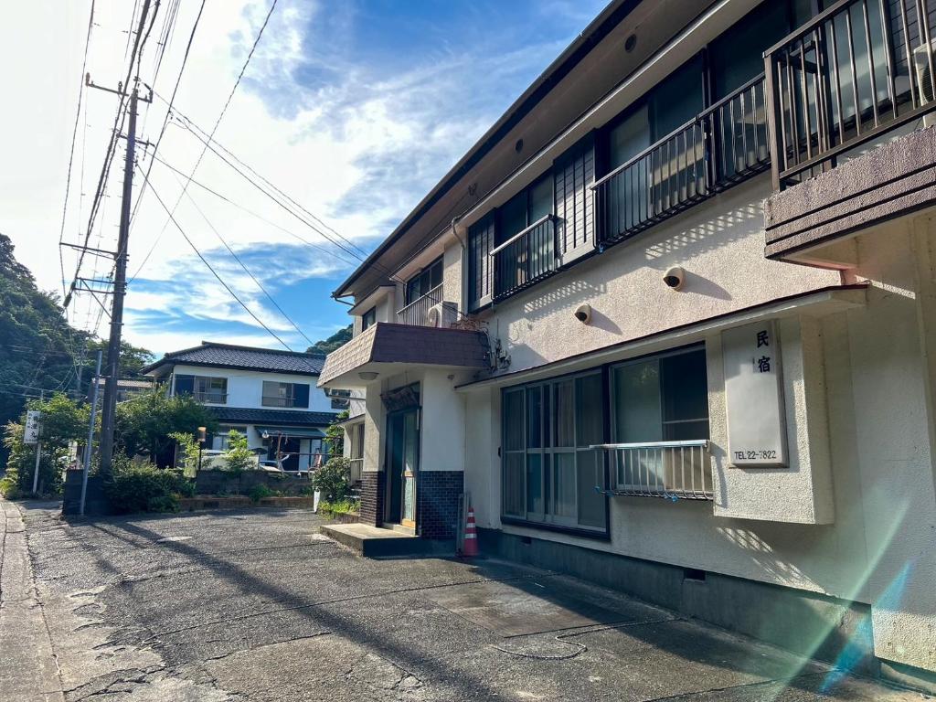 下田市にある民宿しみずのバルコニー付きの建物