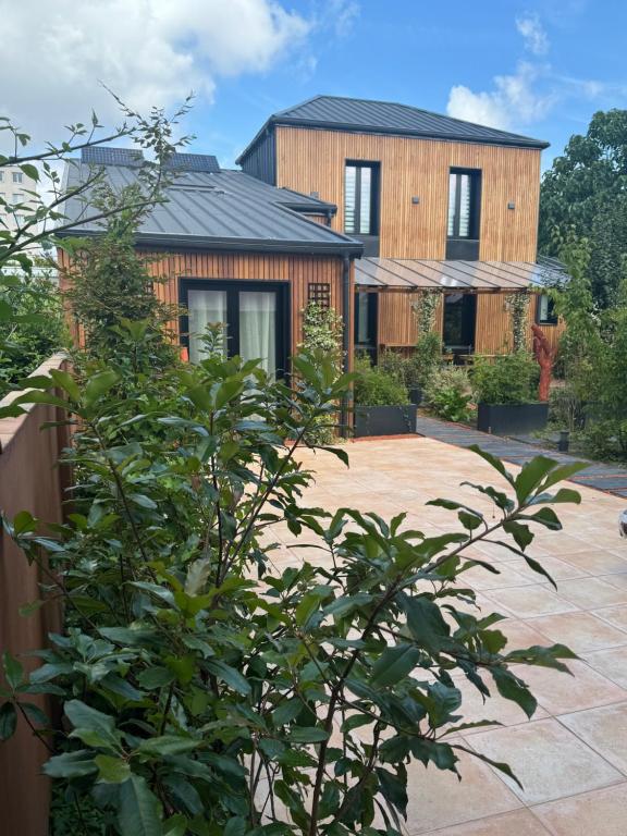 une maison avec une cour en face dans l'établissement Maison de Ville - Le Bourget, au Bourget