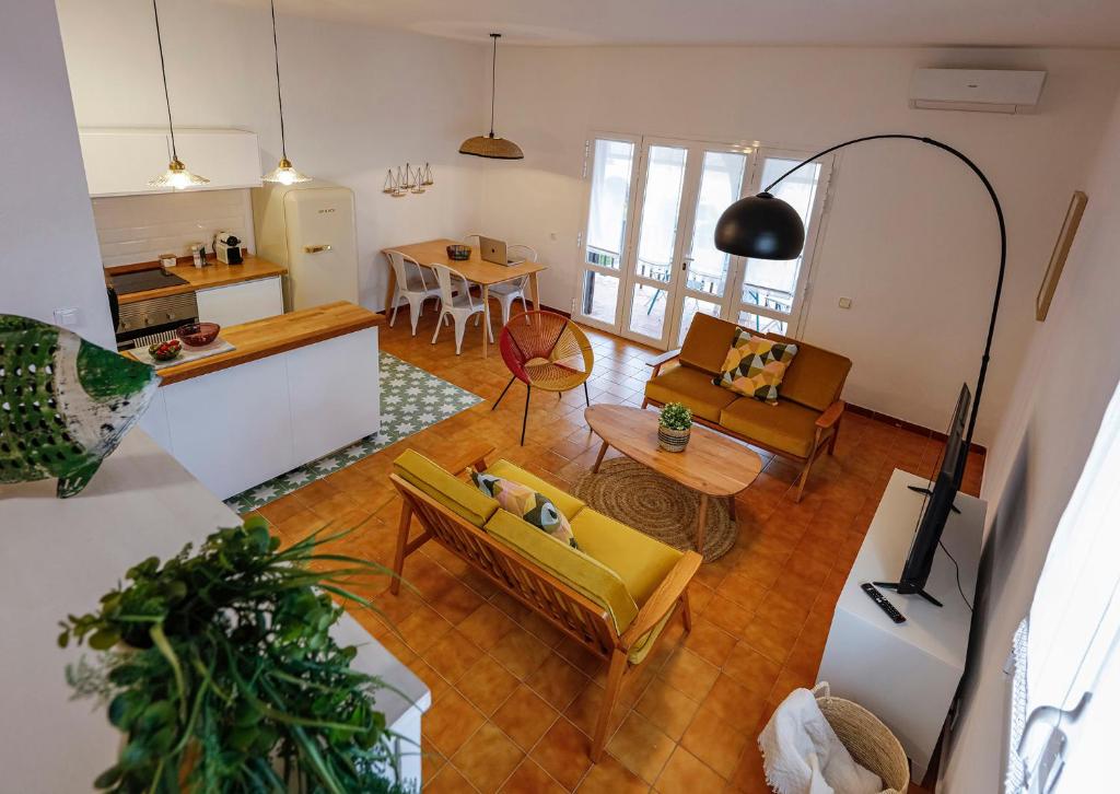 an overhead view of a living room and kitchen at Apartament Cargol in Es Mercadal