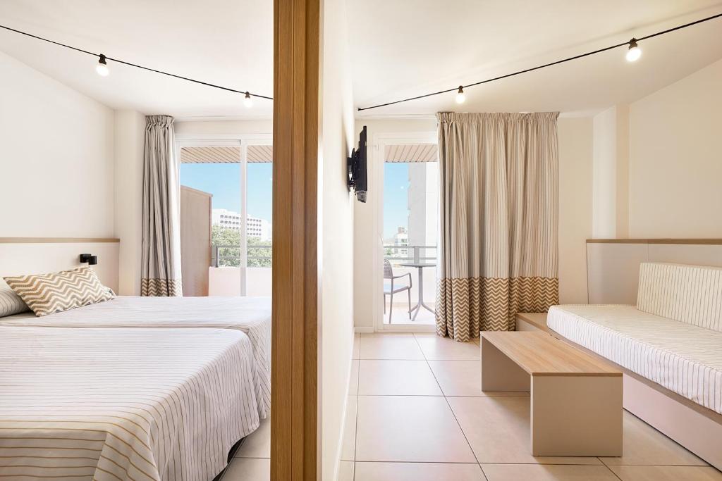 Postel nebo postele na pokoji v ubytování tent Calvia Beach