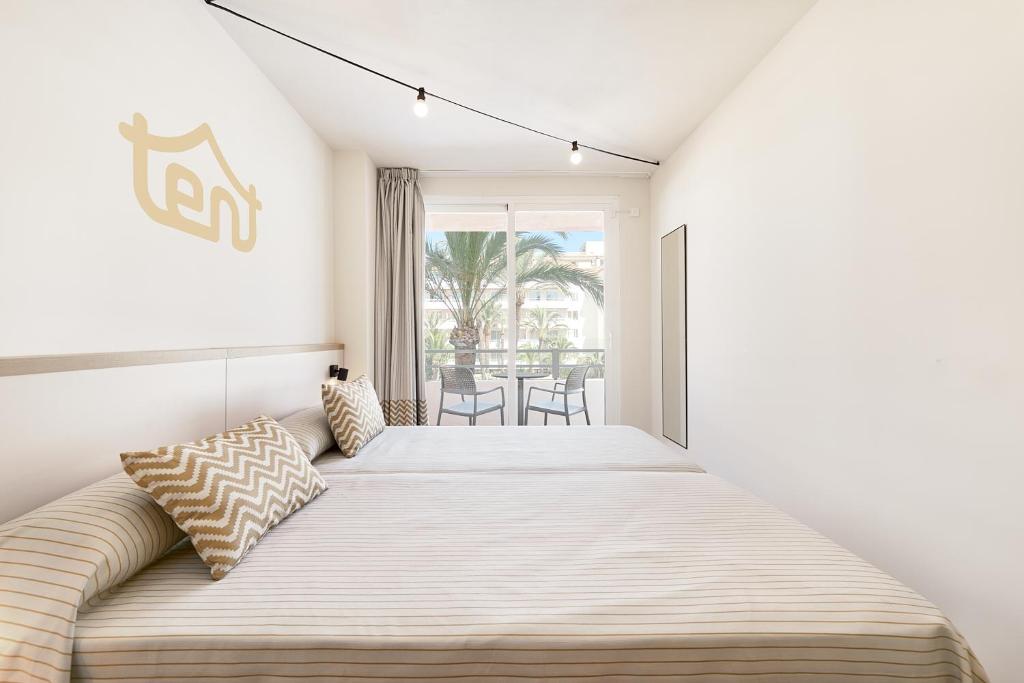 Postel nebo postele na pokoji v ubytování tent Calvia Beach