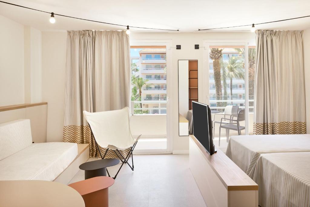 Postel nebo postele na pokoji v ubytování tent Calvia Beach