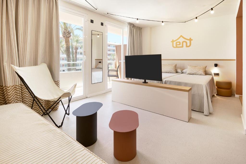 TV a/nebo společenská místnost v ubytování tent Calvia Beach